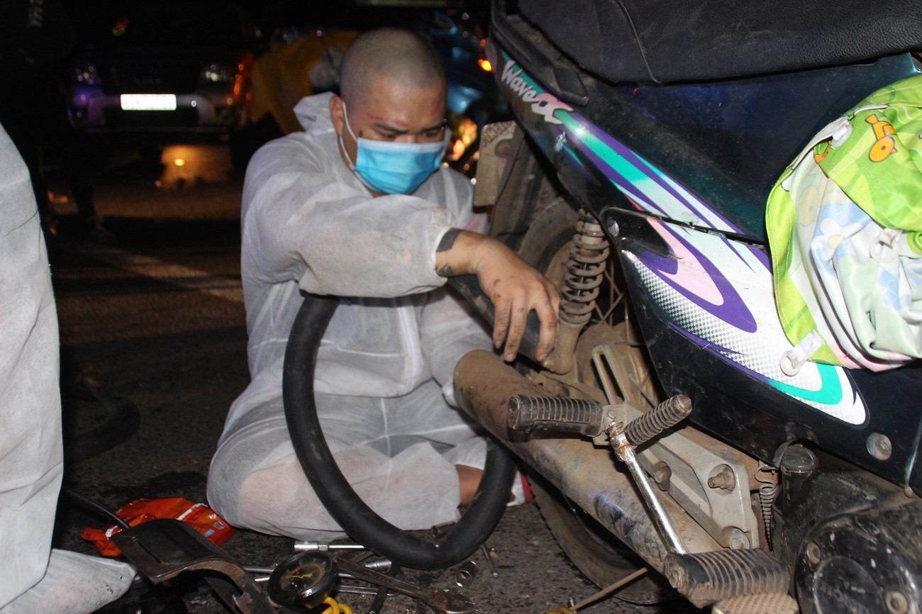 Biệt đội xuyên đêm sửa xe máy miễn phí cho bà con chạy cả 1.000km về quê