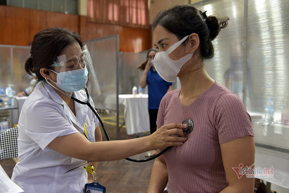 Bên trong 'bệnh viện dã chiến' tiêm vắc xin đầu tiên tại Hà Nội