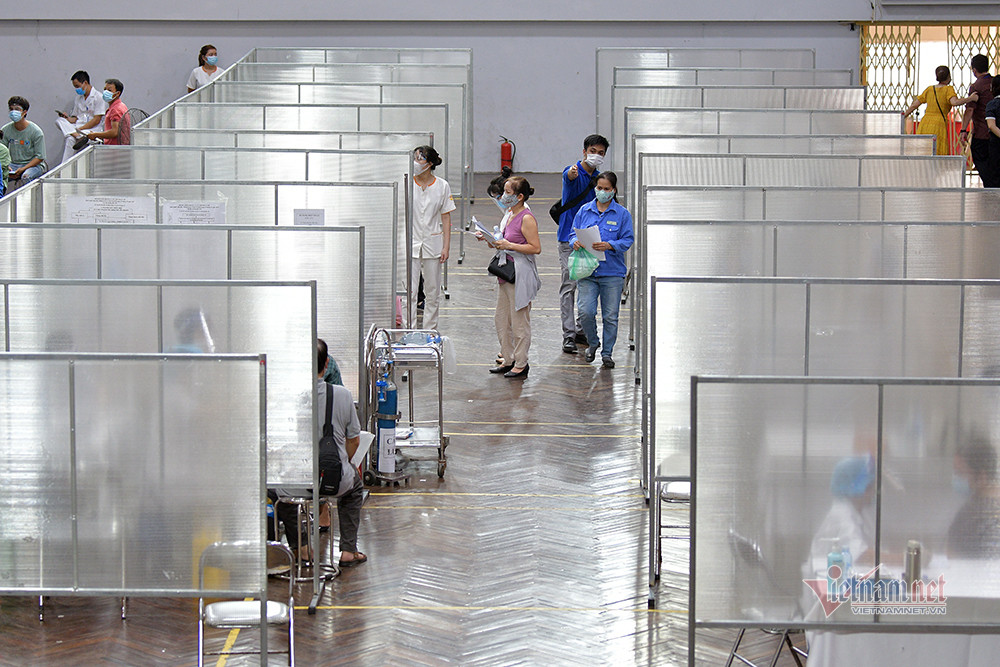 Bên trong 'bệnh viện dã chiến' tiêm vắc xin đầu tiên tại Hà Nội