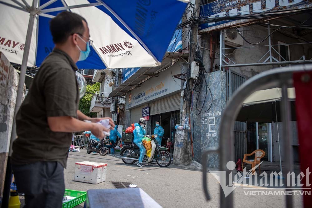 Cảnh tiếp tế lương thực ở phường hơn 20 nghìn dân bị cách ly ở Hà Nội