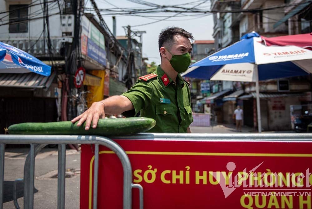 Cảnh tiếp tế lương thực ở phường hơn 20 nghìn dân bị cách ly ở Hà Nội