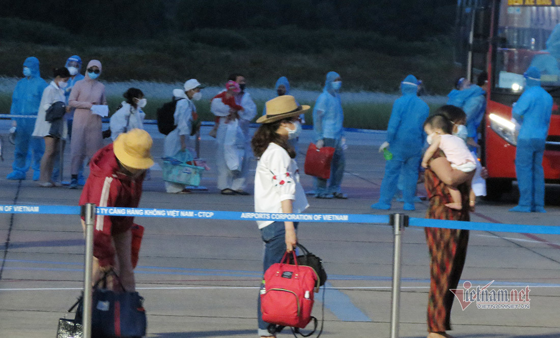 Nghệ An đón chuyến bay chở 217 người từ TP.HCM về quê tránh dịch