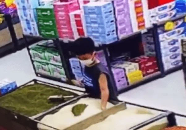 Con trai trộn đậu xanh vào gạo ở siêu thị, ông bố lập tức giúp con sửa sai nhưng lại nhận về nhiều chỉ trích vì một lý do-2