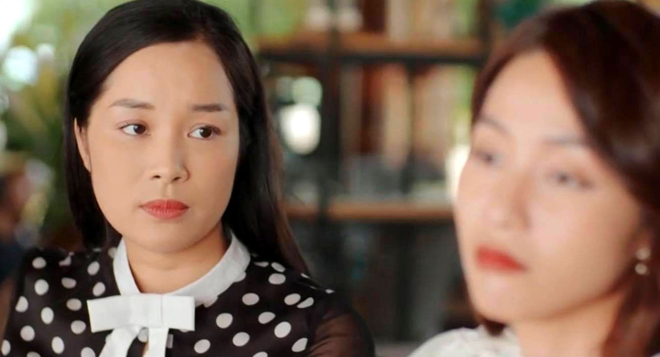 Minh Hương 'Vàng Anh' đời thường gợi cảm khác hẳn trên phim