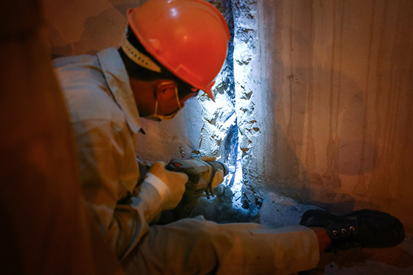 Công nhân làm việc xuyên đêm sửa chữa hầm Kim Liên