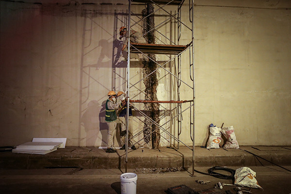Công nhân làm việc xuyên đêm sửa chữa hầm Kim Liên