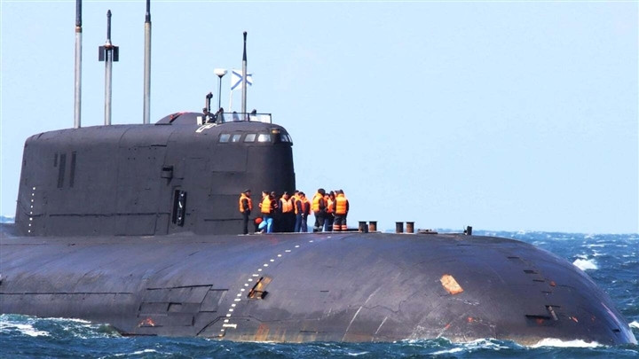 Các thủy thủ tàu ngầm Nga mặc áo phao, di chuyển lên boong tàu sau sự cố. (Ảnh: Hải quân Đan Mạch)