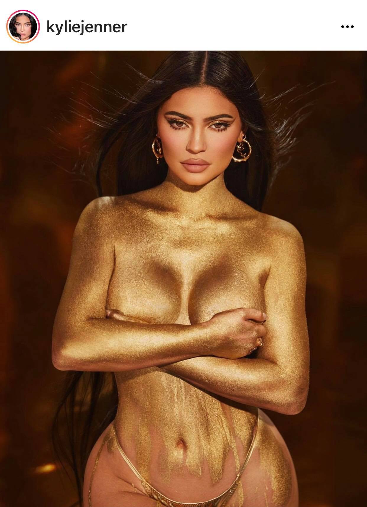 Kylie Jenner mặc “áo” dát vàng 24K mừng sinh nhật tuổi 24 - 3