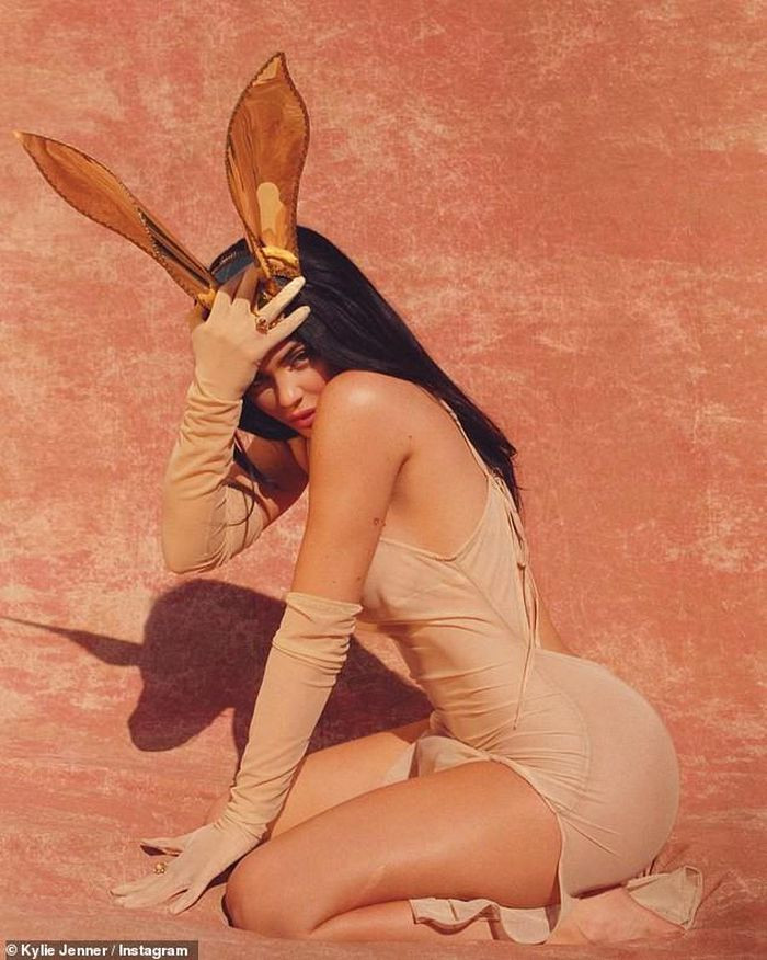 Kylie Jenner mặc “áo” dát vàng 24K mừng sinh nhật tuổi 24 - 6