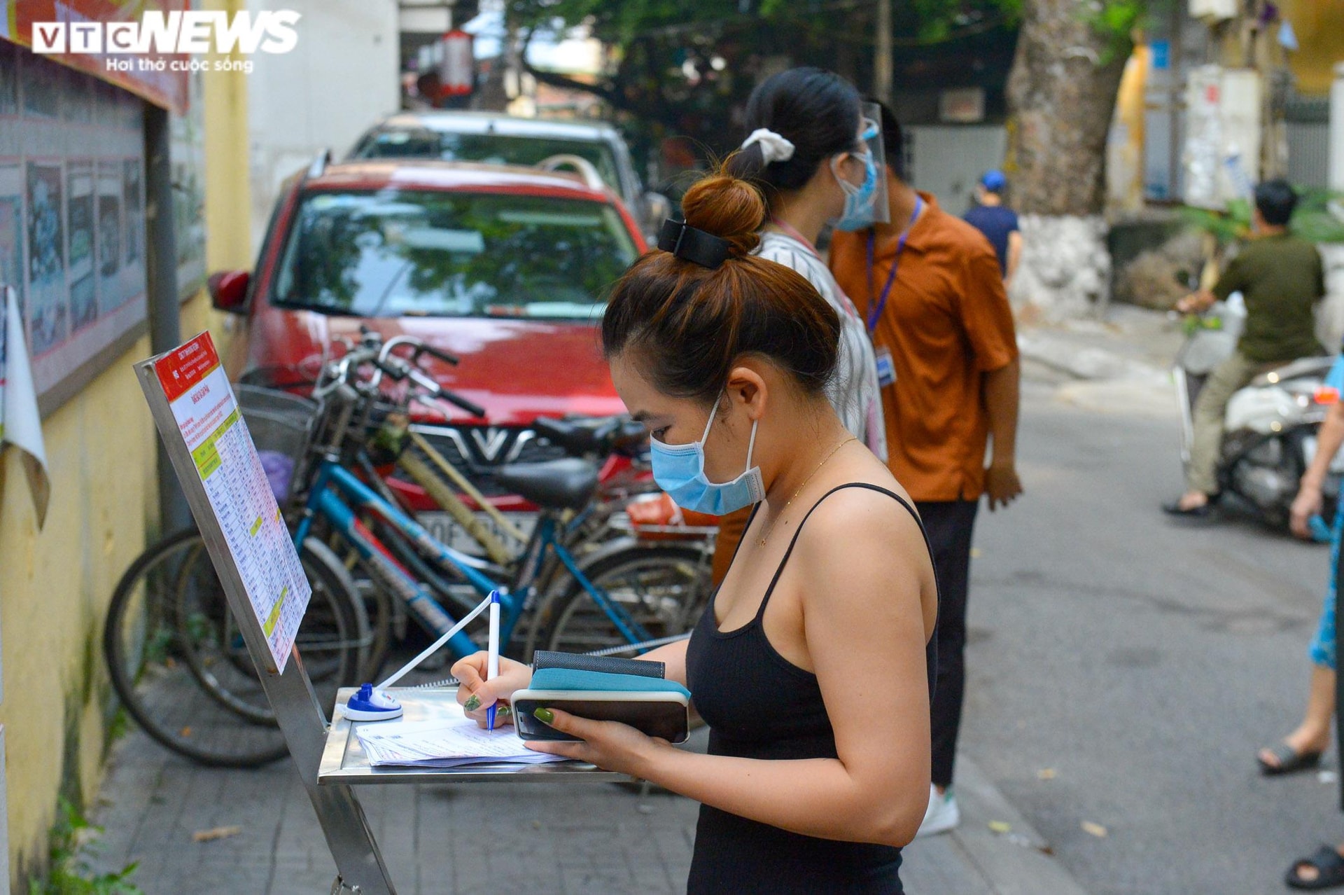 Bên trong điểm bán hàng lưu động mở ngay giữa sân trường ở Hà Nội - 6