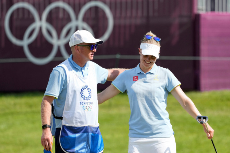 Madelene Sagstrom (SWE) mỉm cười với caddie của mình sau khi kết thúc lượt đầu tiên của nội dung golf cá nhân nữ Olympic Tokyo 2020. Ảnh: Michael Madrid-USA TODAY Sports
