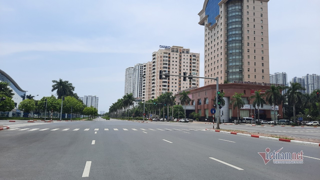 Đường phố Hà Nội vắng ngắt giữa trưa ngày giãn cách nắng 39 độ