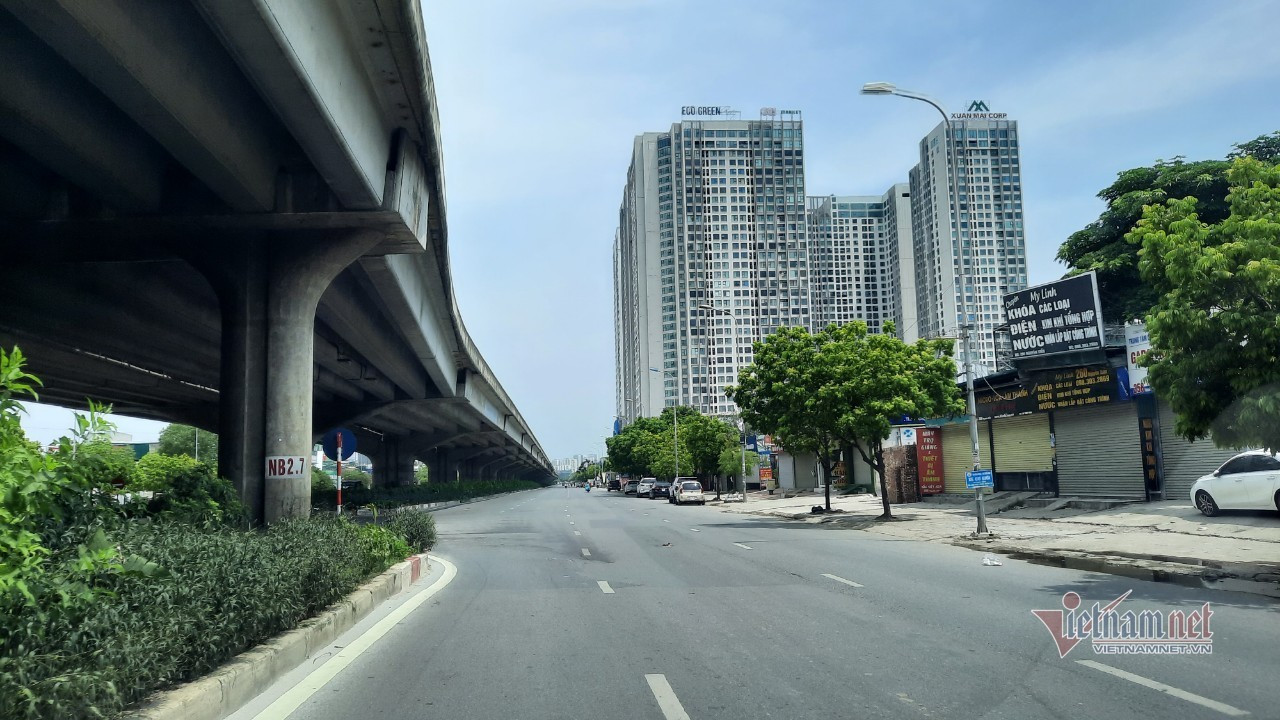 Đường phố Hà Nội vắng ngắt giữa trưa ngày giãn cách nắng 39 độ