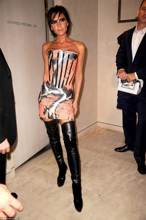 Fashion icon như bà xã Beckham cũng có lúc mặc xấu như búp bê ma-6
