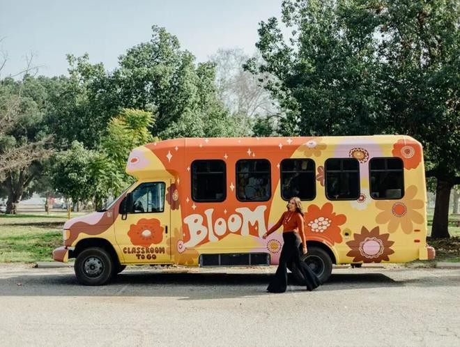 Cô giáo Mỹ cải tạo xe buýt thành lớp học - 1