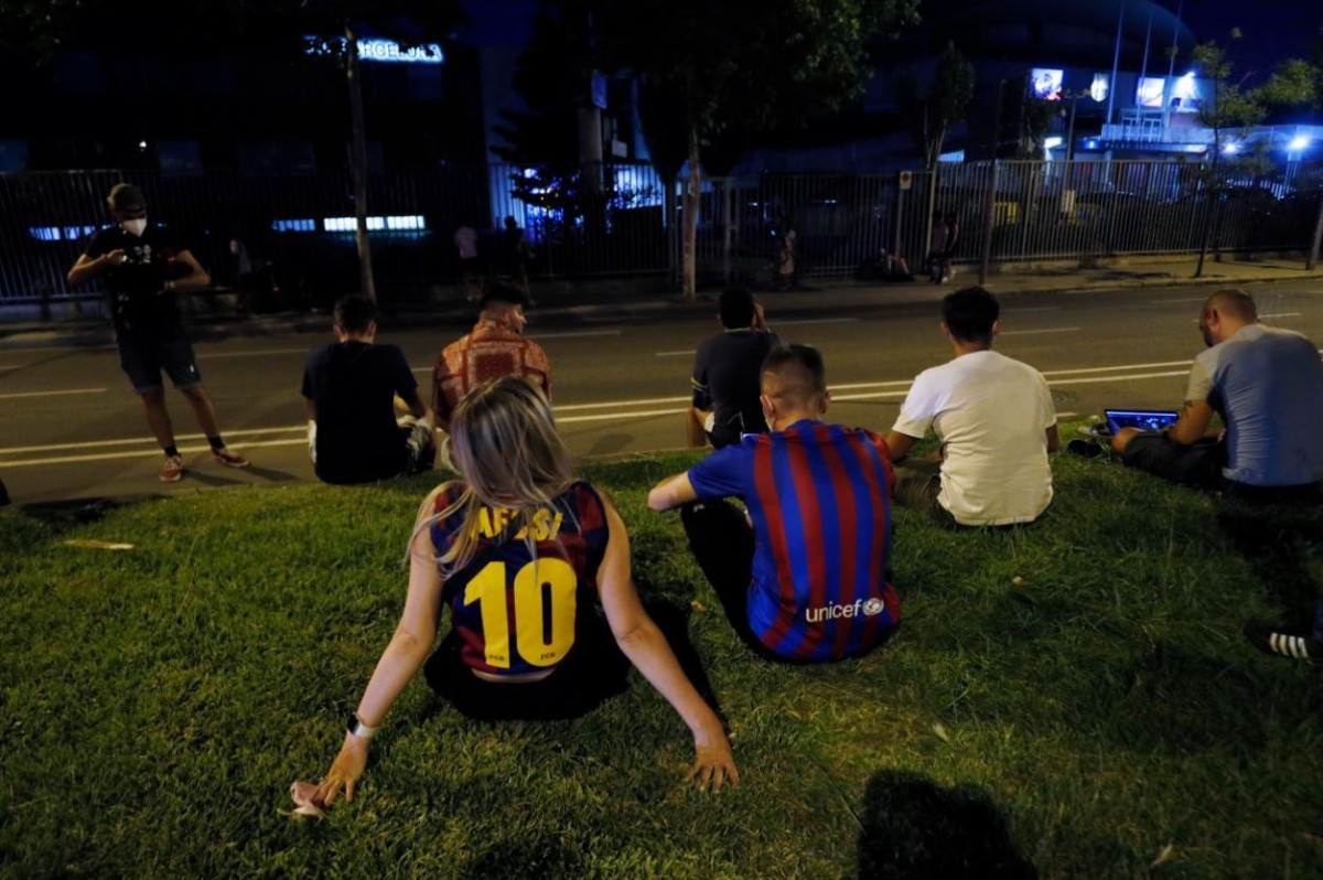 CĐV Barca thất thần bên ngoài sân Nou Camp sau khi việc ký kết hợp đồng mới giữa đội nhà và Lionel Messi đổ bể.