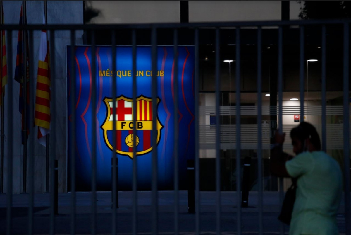 Trước đó, Lionel Messi đã đồng ý giảm lương để ở lại Barca sau khi hợp đồng cũ hết hạn hôm 30/6.