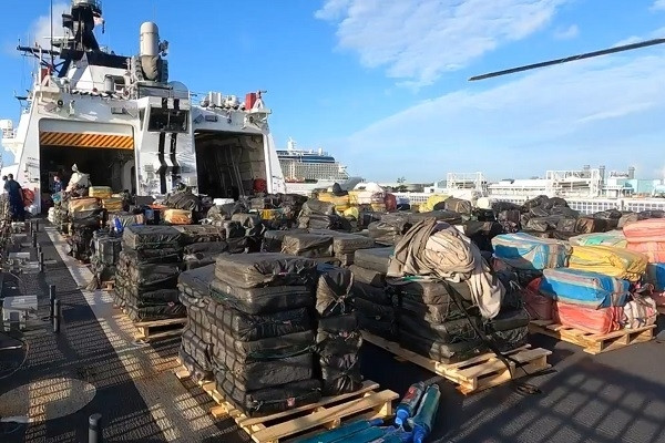 Thủy thủ trên tàu tuần duyên Mỹ bắt giữ lô ma túy khổng lồ lên tới 1,4 tỷ USD