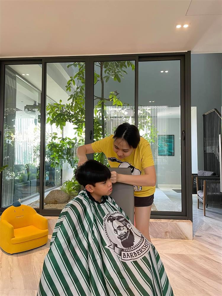 Cảnh Đàm Thu Trang tận tâm cắt tóc cho con riêng của chồng-1