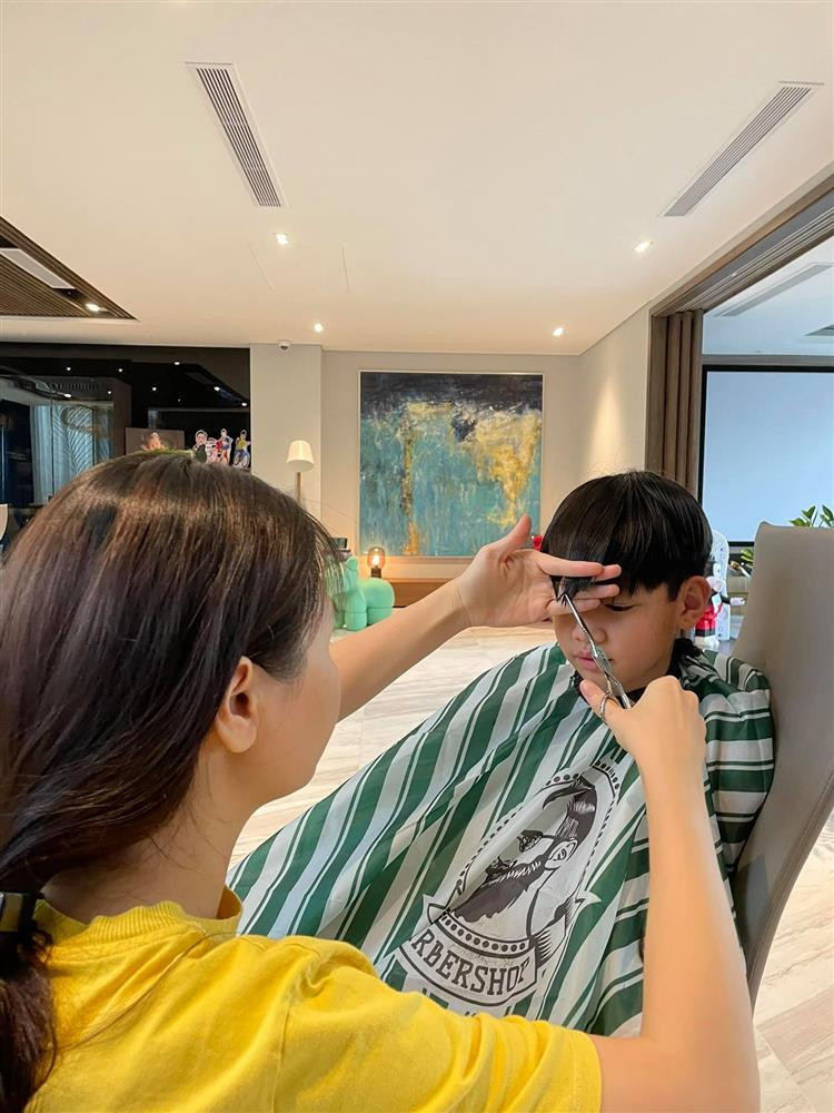 Cảnh Đàm Thu Trang tận tâm cắt tóc cho con riêng của chồng-3