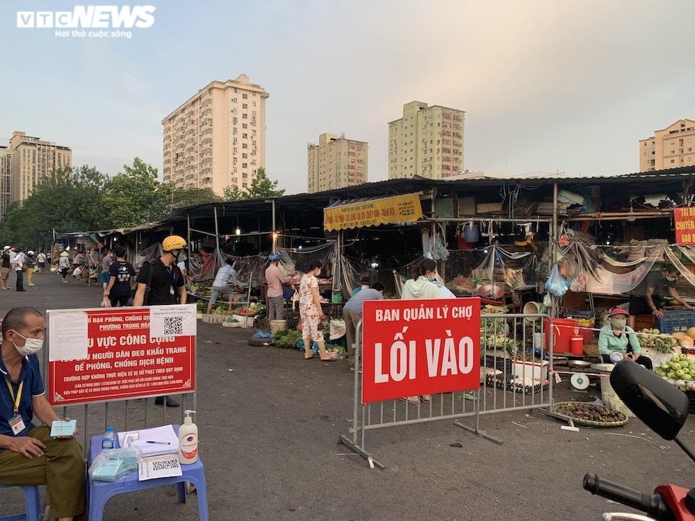 Hà Nội kéo dài giãn cách thêm 15 ngày, dân không còn đổ xô mua đồ tích trữ - 17