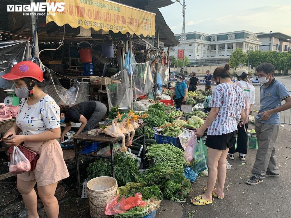 Hà Nội kéo dài giãn cách thêm 15 ngày, dân không còn đổ xô mua đồ tích trữ - 18