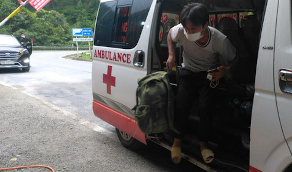 Hết tiền, 4 người đi bộ hàng trăm km về Lai Châu được người Quảng Bình giúp đỡ - 1