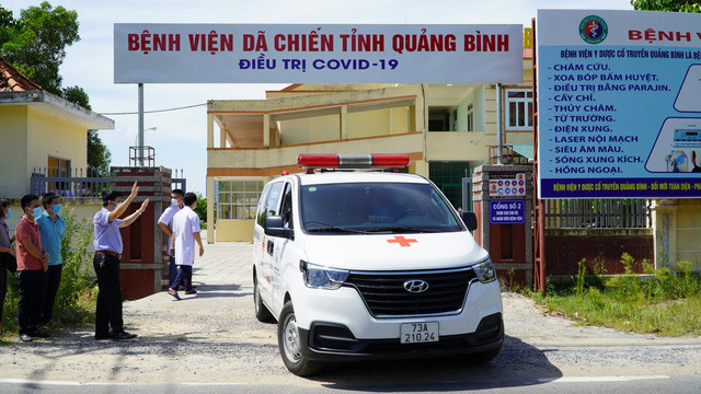 Những bệnh nhân mắc COVID-19 đầu tiên khỏi bệnh được xuất viện tại Quảng Bình - Ảnh 2.