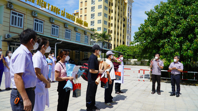 Những bệnh nhân mắc COVID-19 đầu tiên khỏi bệnh được xuất viện tại Quảng Bình - Ảnh 1.