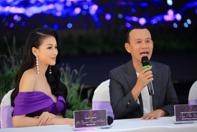 'Mister Việt Nam' Minh Quyền và Hữu Đạt đại diện BTC 'Miss Earth Vietnam' trao tặng 2.000 bộ đồ bảo hộ y tế, đi chợ giùm người dân khu phong tỏa