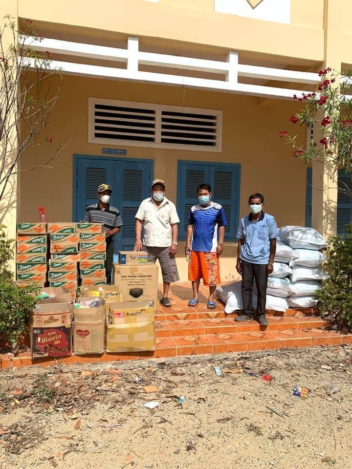 Hỗ trợ 50 phần quà cho các hộ gia đình gốc Việt gặp khó khăn tại tỉnh Takeo (Campuchia)