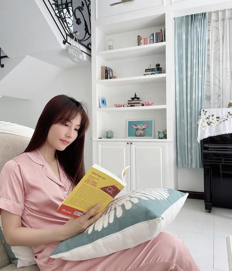 Mỹ nhân Việt đọc sách chill chill nhưng thực chất khoe body trá hình-11