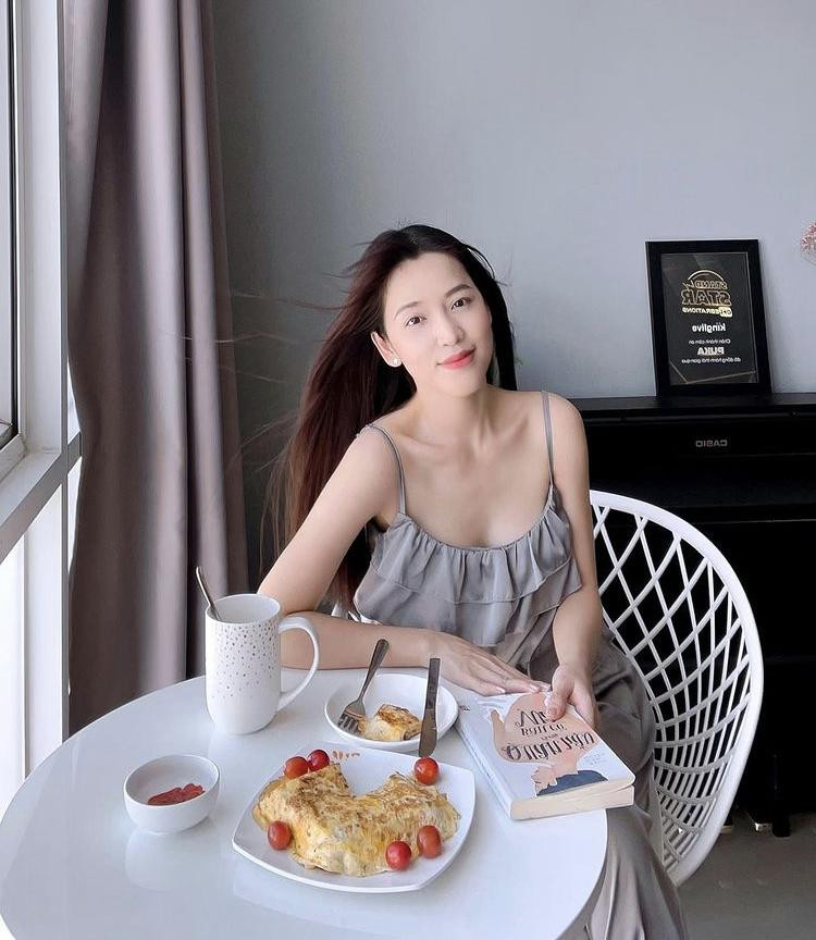 Mỹ nhân Việt đọc sách chill chill nhưng thực chất khoe body trá hình-6