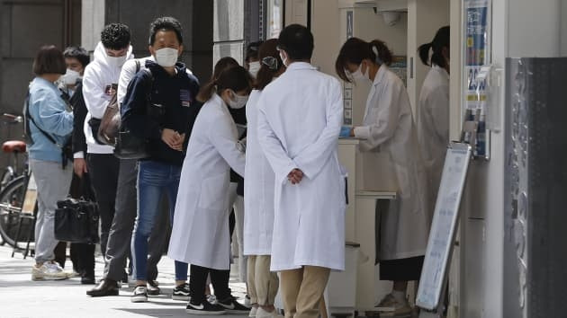 Người dân xếp hàng tại một trung tâm xét nghiệm Covid-19 ở Osaka, Nhật Bản. (Nguồn: Getty)