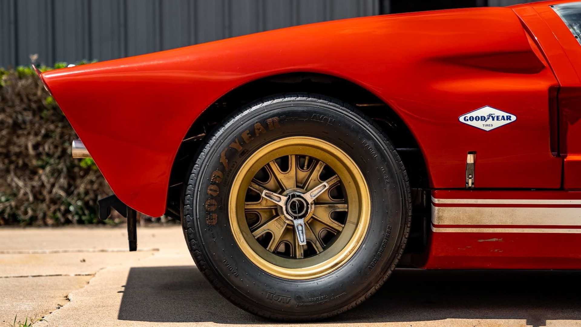 GT40 tuyệt đẹp với lớp sơn ngoại thất màu cam đỏ, mâm xe màu vàng