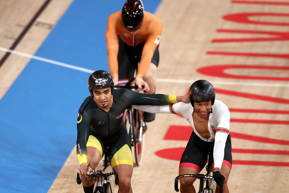 Azizulhasni Awang (trái) giành HCB nội dung Keirin nam môn đua xe đạp lòng chảo cho đoàn thể thao Malaysia. (Ảnh: Reuters). 