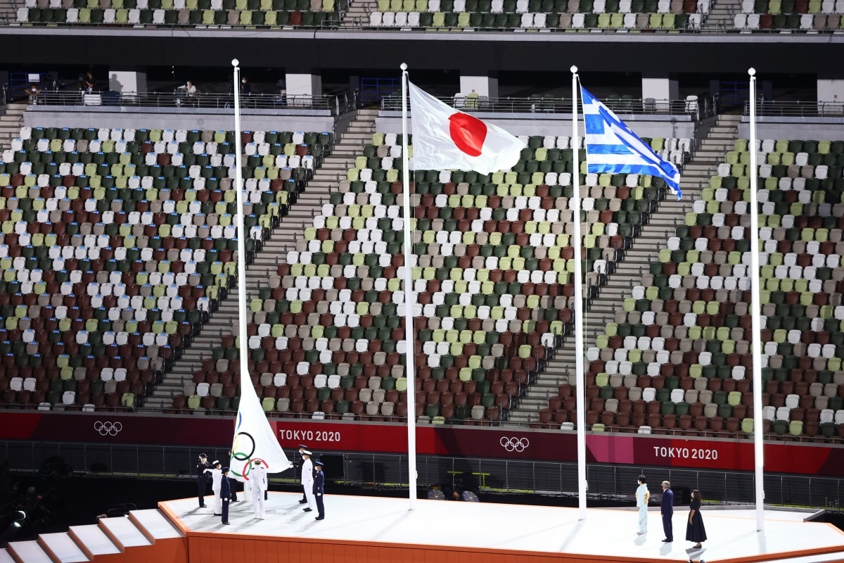 Phần cuối buổi lễ bế mạc Olympic Tokyo là màn trao cờ Olympic cho Pháp, nước chủ nhà Olympic 2024. 