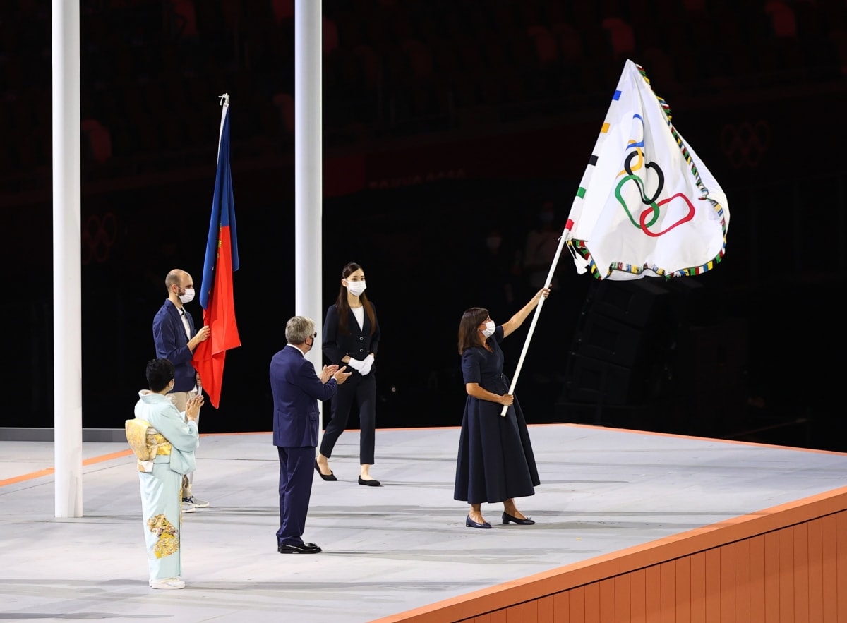 Ông Thomas Bach, Chủ tịch Ủy ban Olympic quốc tế, trao cờ Olympic cho bà Anne Hidalgo, Thị trưởng Paris, đánh dấu sự kết thúc của Olympic Tokyo và đếm ngược đến ngày khởi tranh Olympic Paris sau đây 3 năm./. 