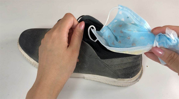Đừng lo lắng về đôi giày ướt đẫm mồ hôi, hãy rắc một ít hỗn hợp này vào, giày của bạn sẽ không còn mùi hôi sau khi mang một ngày-4