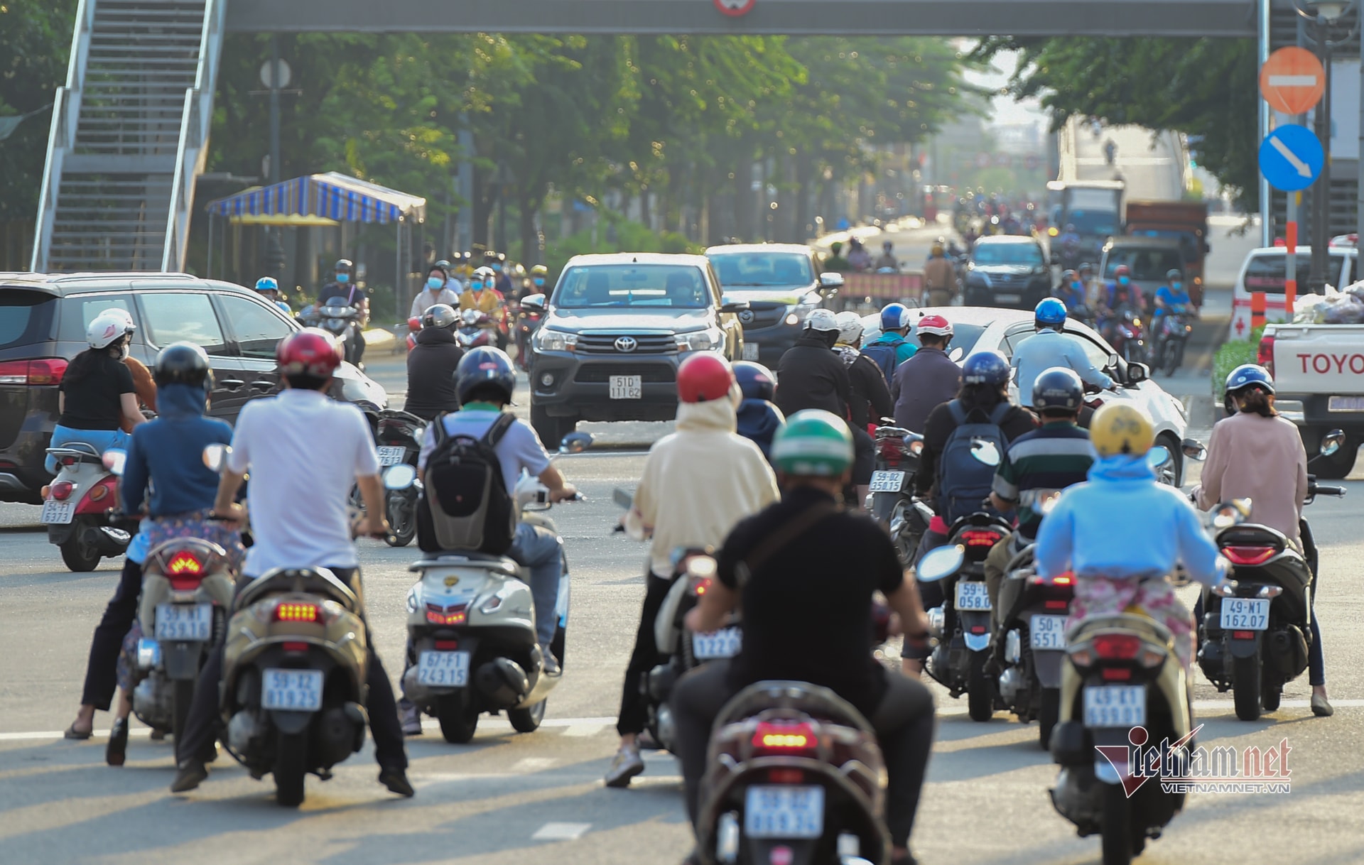 Những hình ảnh đối lập trước và sau 18h ở TP.HCM