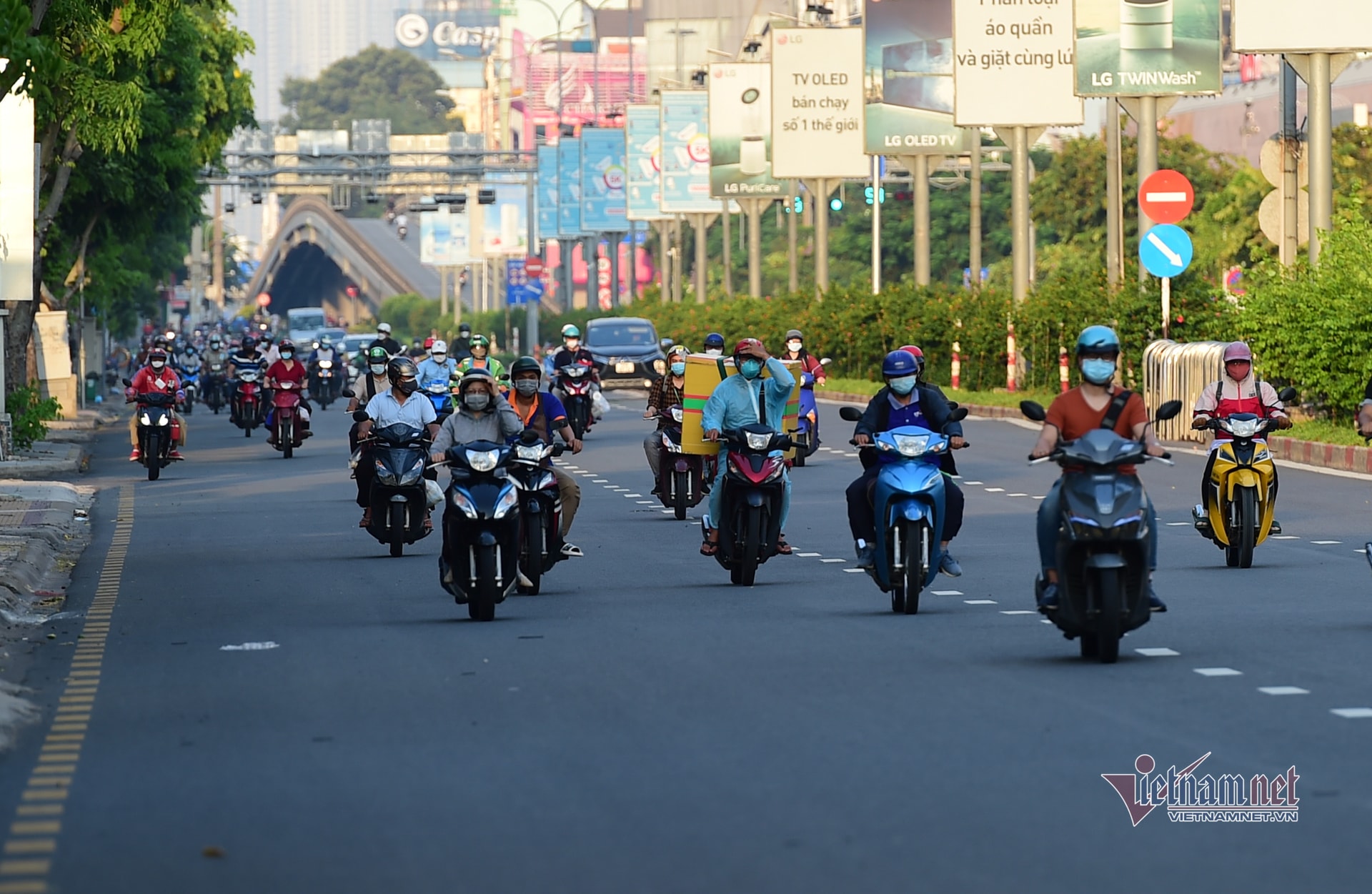 Những hình ảnh đối lập trước và sau 18h ở TP.HCM