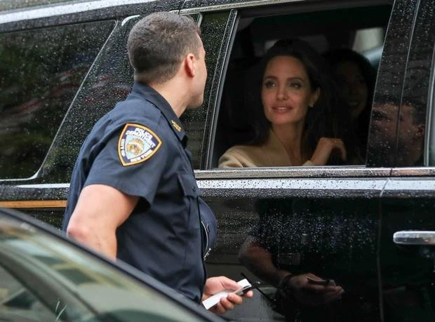 Angelina Jolie bị cảnh sát ới, ngẩn ngơ gương mặt đẹp lấp ló trong xe-1