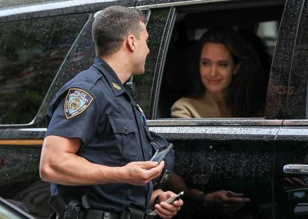 Angelina Jolie bị cảnh sát ới, ngẩn ngơ gương mặt đẹp lấp ló trong xe-2