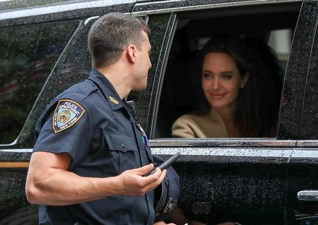 Angelina Jolie bị cảnh sát ới, ngẩn ngơ gương mặt đẹp lấp ló trong xe-3