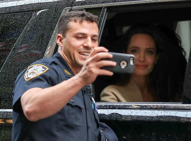 Angelina Jolie bị cảnh sát ới, ngẩn ngơ gương mặt đẹp lấp ló trong xe-4