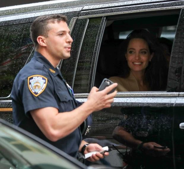 Angelina Jolie bị cảnh sát ới, ngẩn ngơ gương mặt đẹp lấp ló trong xe-5