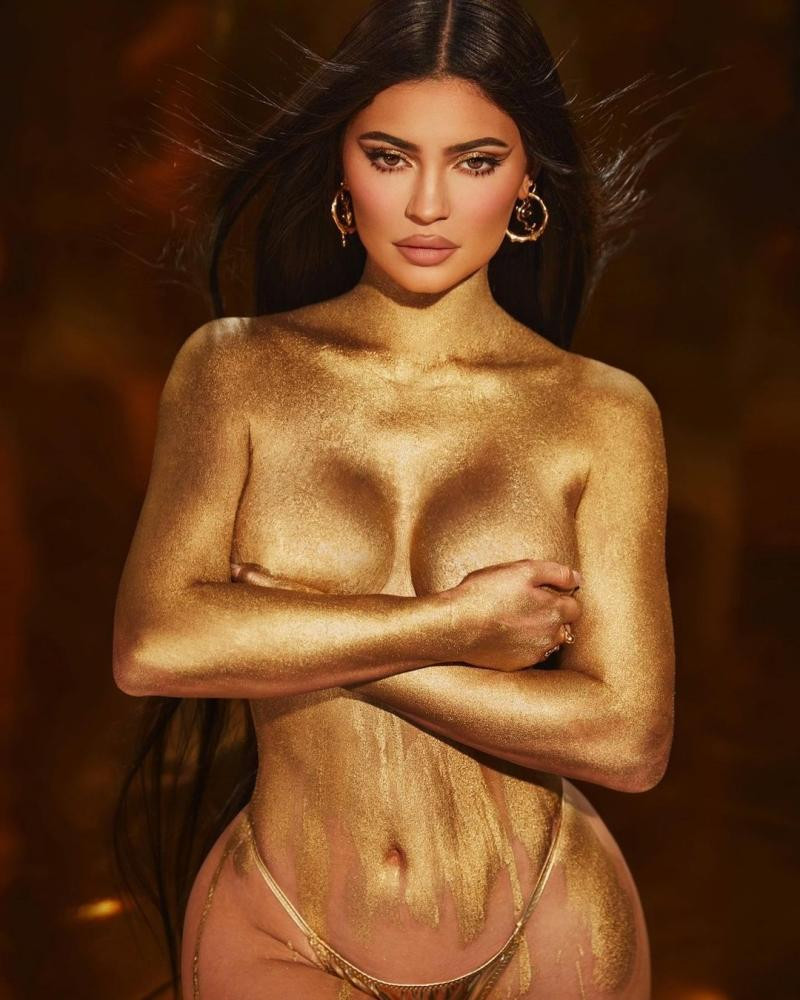 Style sao US-UK: Kylie Jenner dát vàng chụp nude, Bella Hadid diện áo bung nút-17