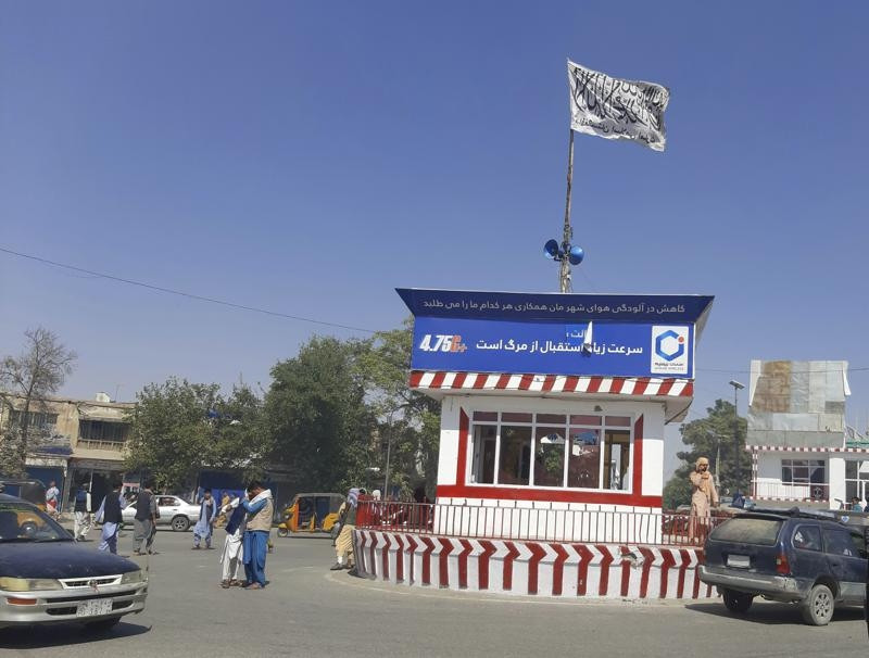 Cờ Talibanbay trên quảng trường chính của thành phố Kunduz của tỉnh cùng tên ở Afghanistan sau khi phong trào Hồi giáo giành quyền kiểm soát hầu hết thành phố này. (Nguồn: AP)