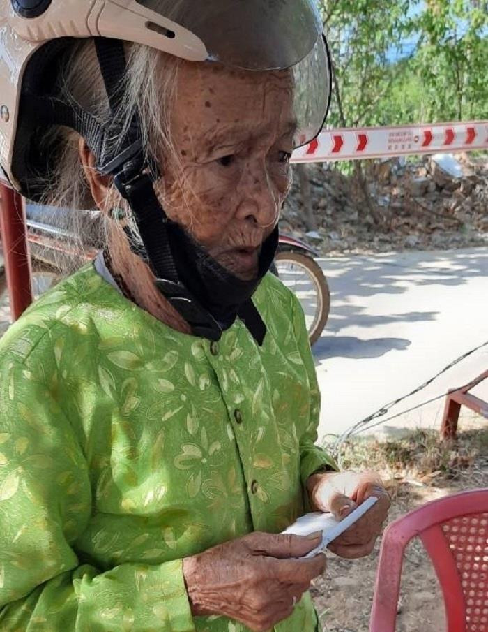Cảm động cụ bà nghèo ở Quảng Nam dành tiền tiết kiệm ủng hộ chống dịch - 1