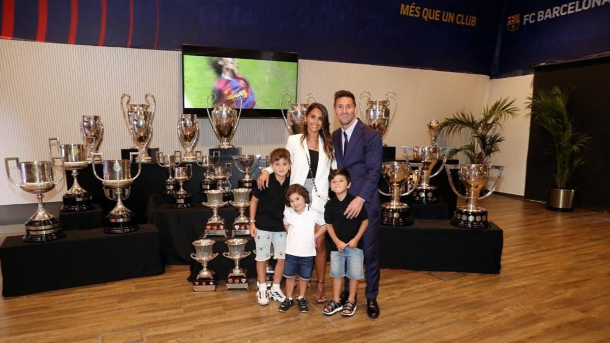 Các bé nhà Messi vui vẻ hơn khi chụp ảnh cùng bộ sưu tập danh hiệu của bố mình. (Ảnh: Marca)